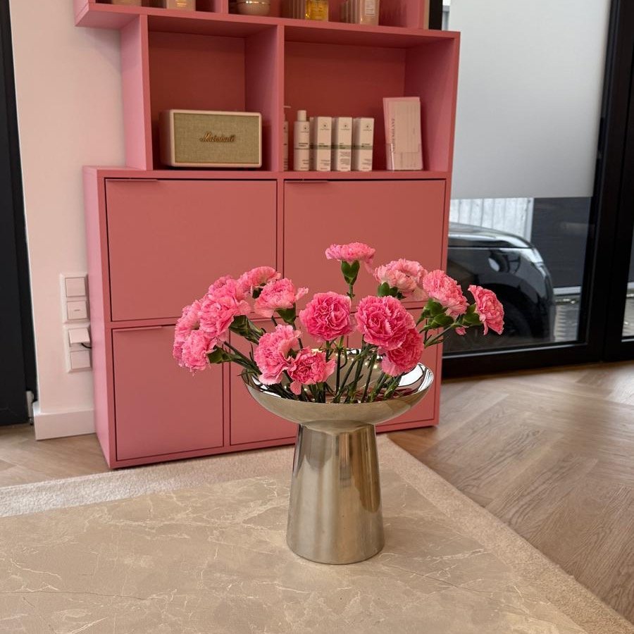 Premium Kosmetik-Produkte und Studio-Details bei Seidenglanz